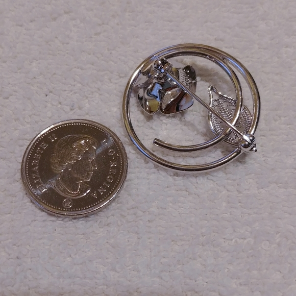 Sarah Coventry. Vintage Silver tone brooch. Leaf. Rose. Circle. Swirl. - Picture 2 of 4
